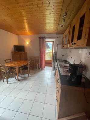 Fridge, oven - 100m from resort center, parking, television, 30m², Arêches-Beaufort (Beaufort)