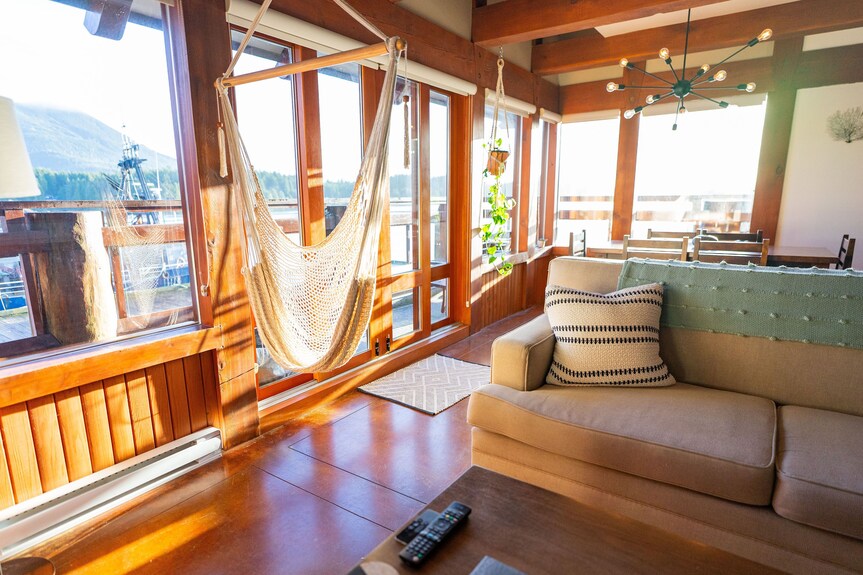 Waterfront Condo In Ucluelet With Ocean And Mountain Views - 尤克盧利特