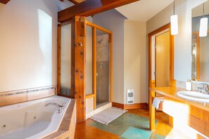 Shower, jetted bath, eco-friendly toiletries, hair dryer - Waterfront Condo in Ucluelet with ocean and mountain views (Ucluelet)