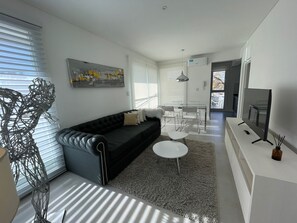 Rom – executive | Oppholdsområde | En 42-tommers smart-TV med digitale kanaler