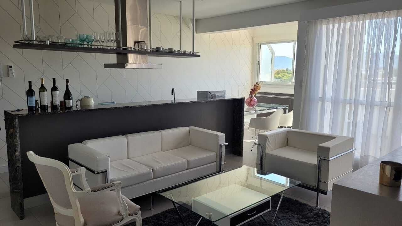 Habitación Premium | Área de sala de estar | Smart TV de 42 pulgadas con canales digitales 