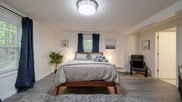 3 bedrooms, desk, iron/ironing board, travel crib