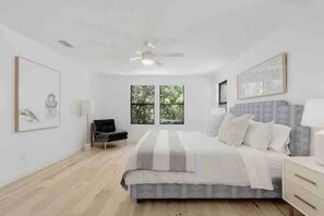 4 habitaciones, escritorio y tabla de planchar con plancha