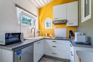 Kjøleskap, mikrobølgeovn, kaffetrakter/tekoker og vannkoker