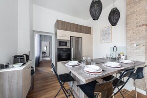 Kühlschrank, Mikrowelle, Ofen, Geschirrspüler