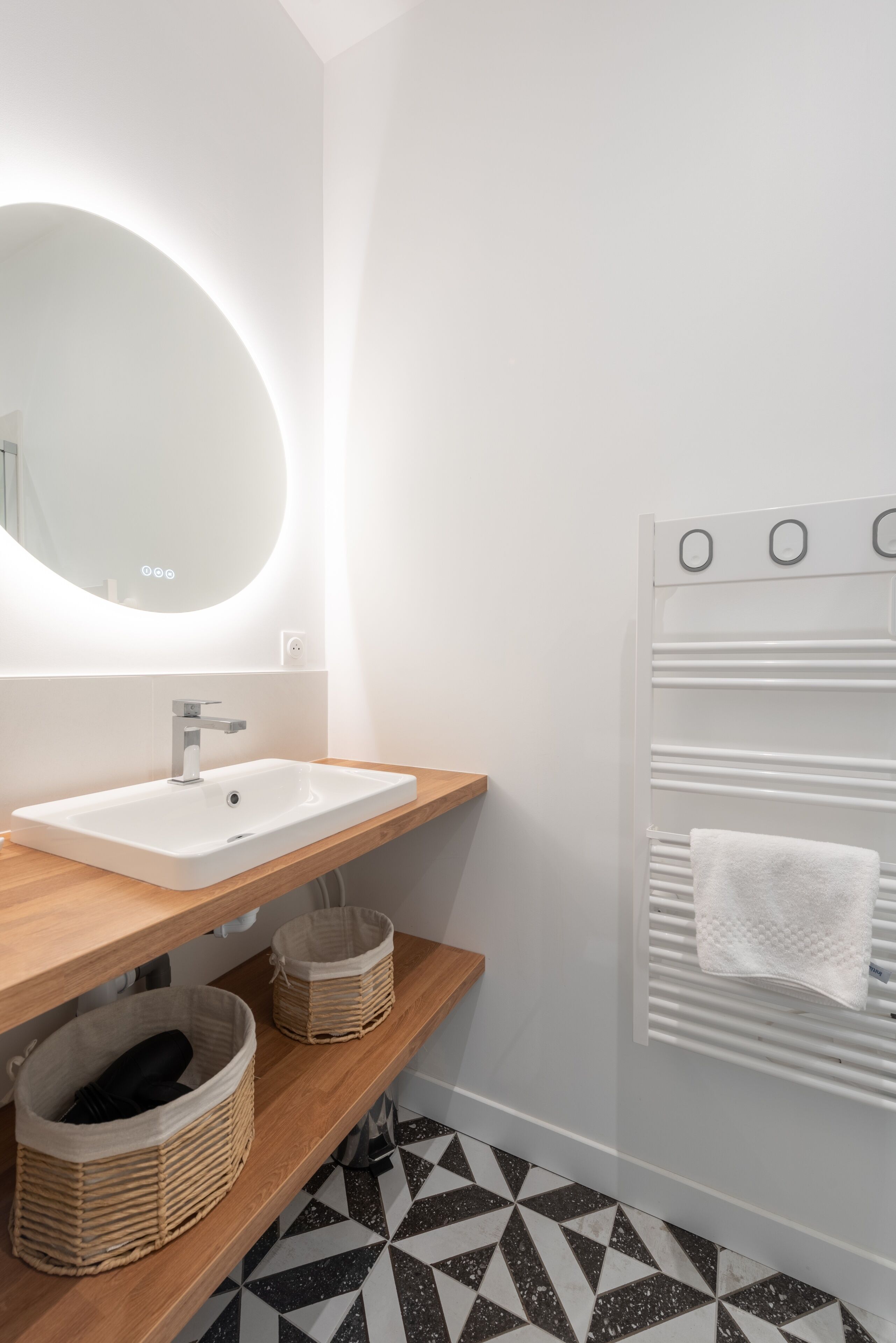 Sèche-cheveux, serviettes fournies