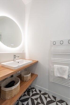 Sèche-cheveux, serviettes fournies