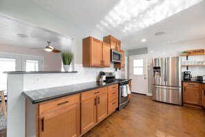 Fridge, microwave, oven, stovetop - Backyard beauty in Charming Midtown Phoenix! (Phoenix)