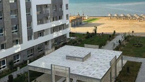A modern hotel with a rooftop terrace, a beach view, and a pool area. - Chalet for rent in fanadir bay resort  (Hurghada)