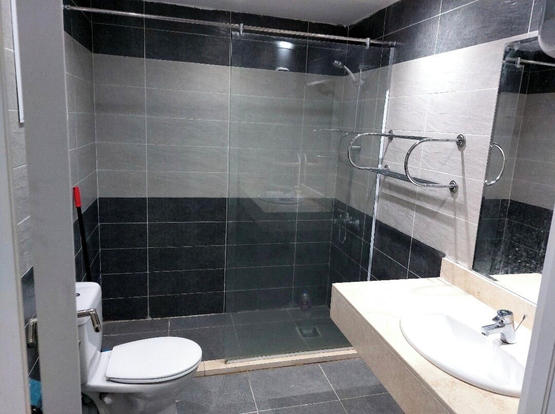 Een douche, een bidet, handdoeken, zeep