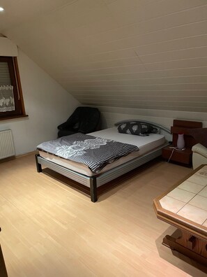 3 soverom, strykejern/-brett og sengetøy