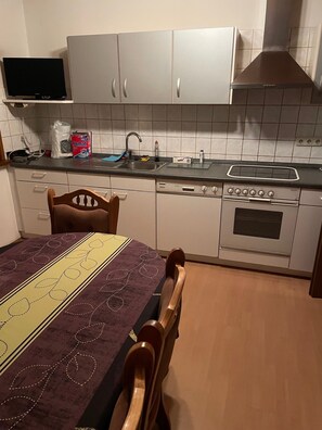 Kjøleskap, mikrobølgeovn, kokeplater og oppvaskmaskin