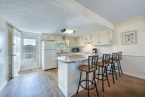 Fridge, microwave, oven, stovetop - Channel-Front 4BR • Fish + Kayak + Dock & Water Views • Snowbirds Welcome • Marsh View Getaway (North Myrtle Beach)