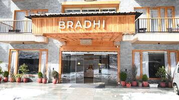 Vista frontal de la propiedad