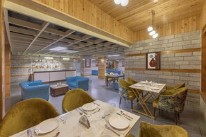 Restaurant - Bradhi - Riverside Resort Jibhi (Banjar)