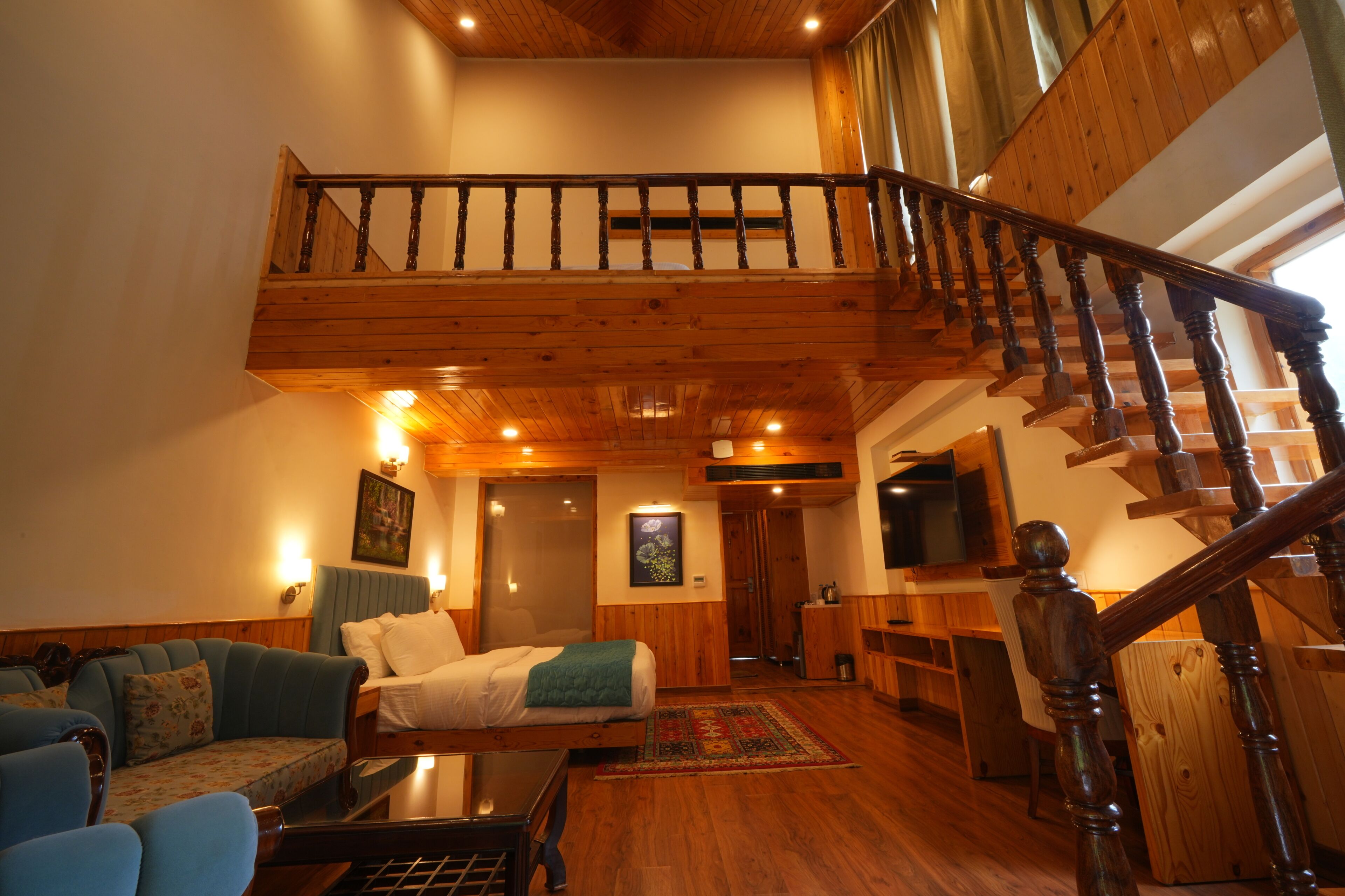 Muebles diferentes y espacio para trabajar con laptop 