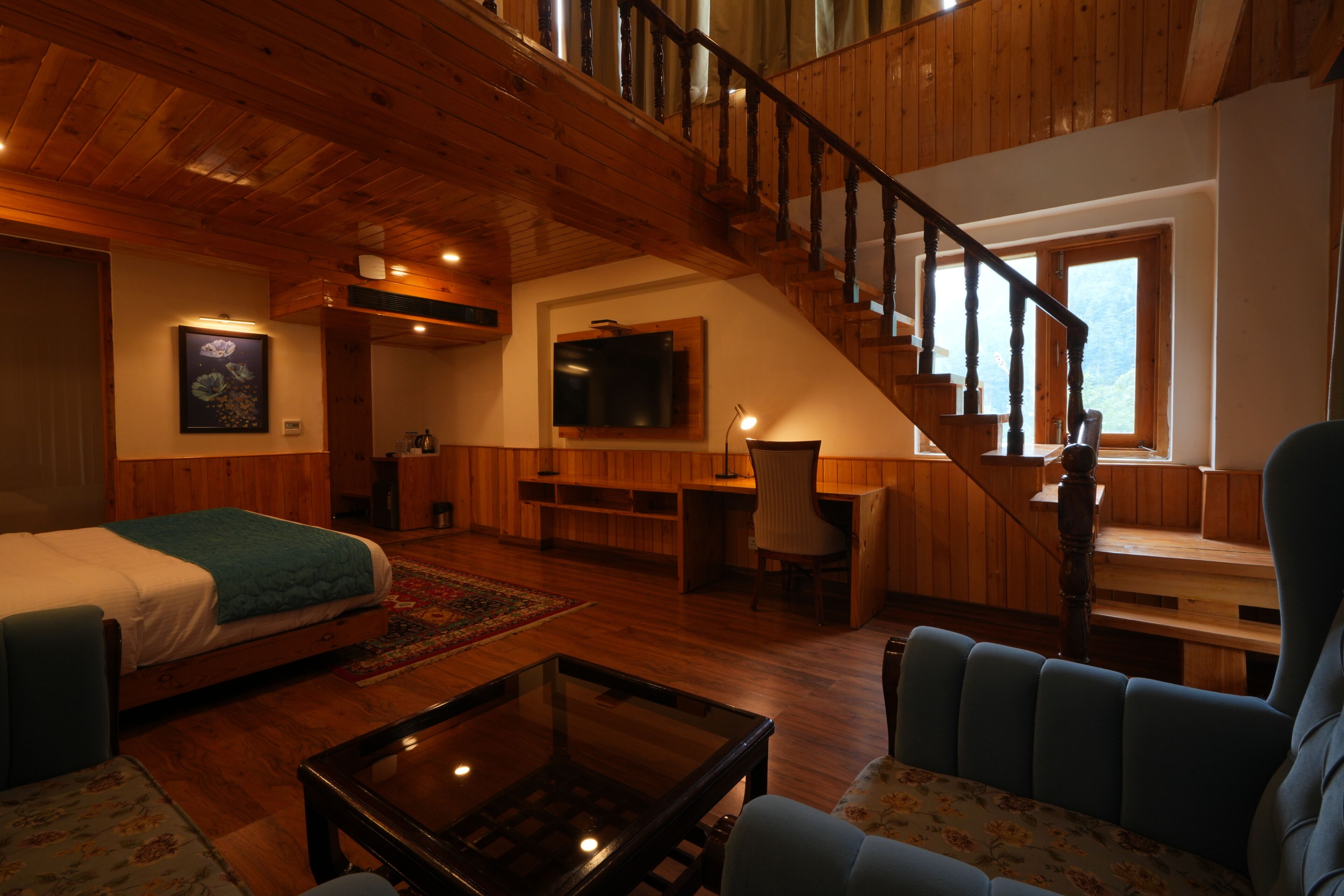 Habitación cuádruple familiar, tina, vista a la montaña | Muebles diferentes y espacio para trabajar con laptop 