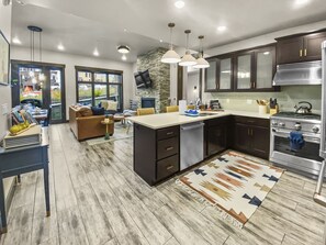 Refrigerador, microondas, horno, placa de cocina