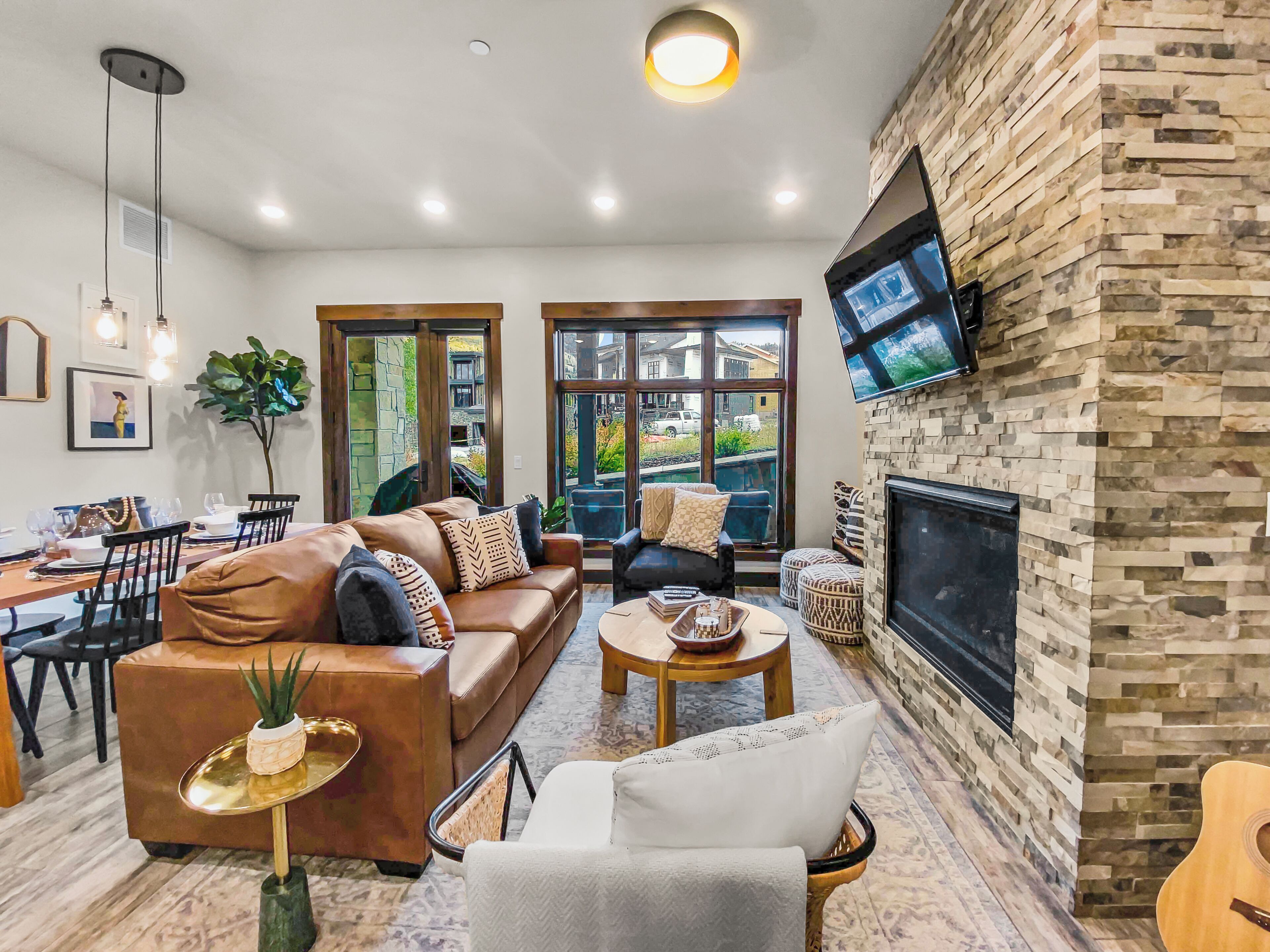 Smart TV, fireplace