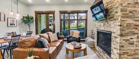 Smart TV, fireplace