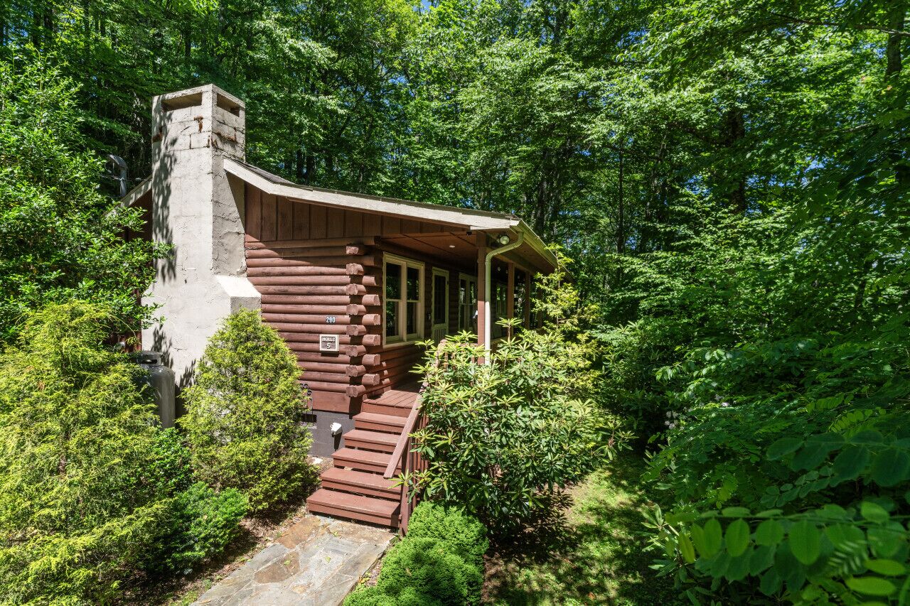 Private Blowing Rock Log Cabin on Peaceful River with Fireplace