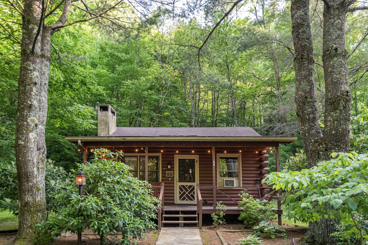 Picturesque Blowing Rock Riverside Cabin with Fireplace, Hot Tub, Fishing