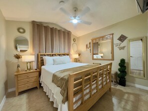 1 habitación, caja de seguridad en la habitación y escritorio 