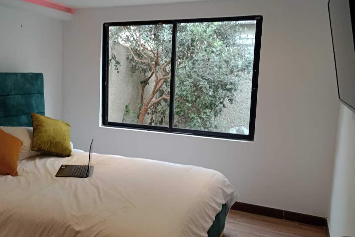 Chăn bông, nệm Select Comfort, két bảo mật tại phòng, bàn 