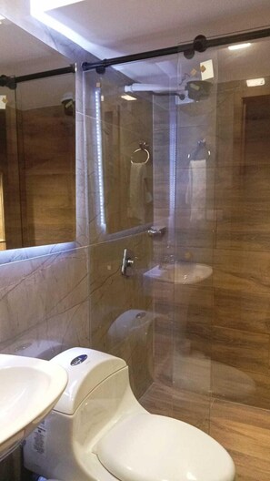 Camera familiare | Bagno | Asciugacapelli, pantofole, asciugamani