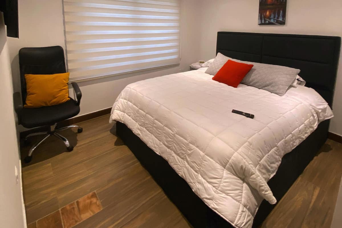 Chăn bông, nệm Select Comfort, két bảo mật tại phòng, bàn 