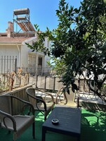 Quarto casal standard, 1 quarto | Área de estar | TV LED 50 cm com canais via satélite