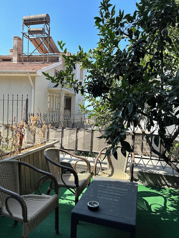 Habitación doble estándar, 1 habitación | Área de sala de estar | Televisión LED de 50 cm con canales vía satélite