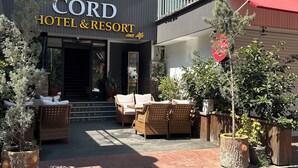 Un hotel con un cartel que dice "CORD HOTEL & RESORT".