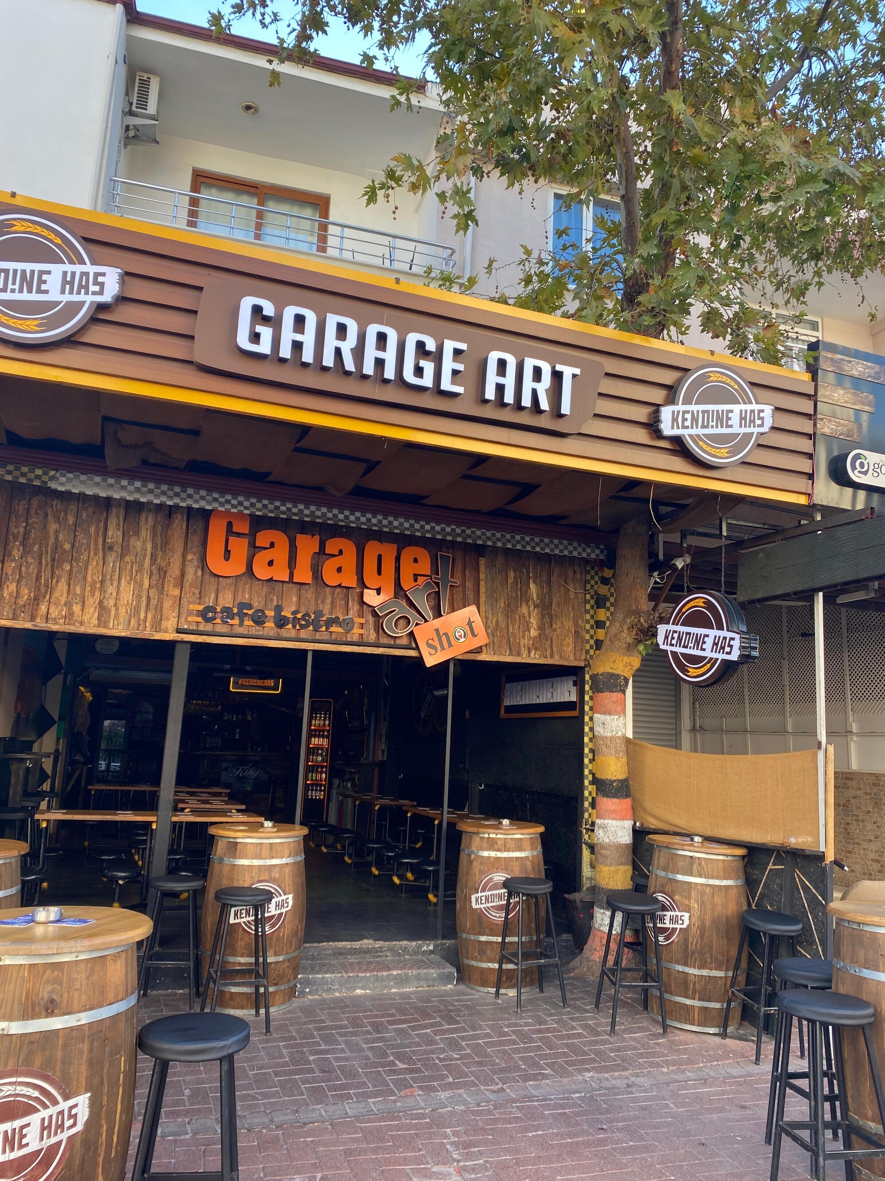 A building with a sign reading "Garage Art" and "Kendine Has".