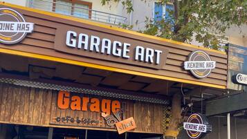 A building with a sign reading "Garage Art" and "Kendine Has".
