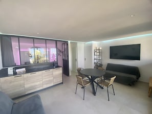 Apartment | Living area | 42-inch Smart TV with cable channels - Marines Appartement (Cogolin)