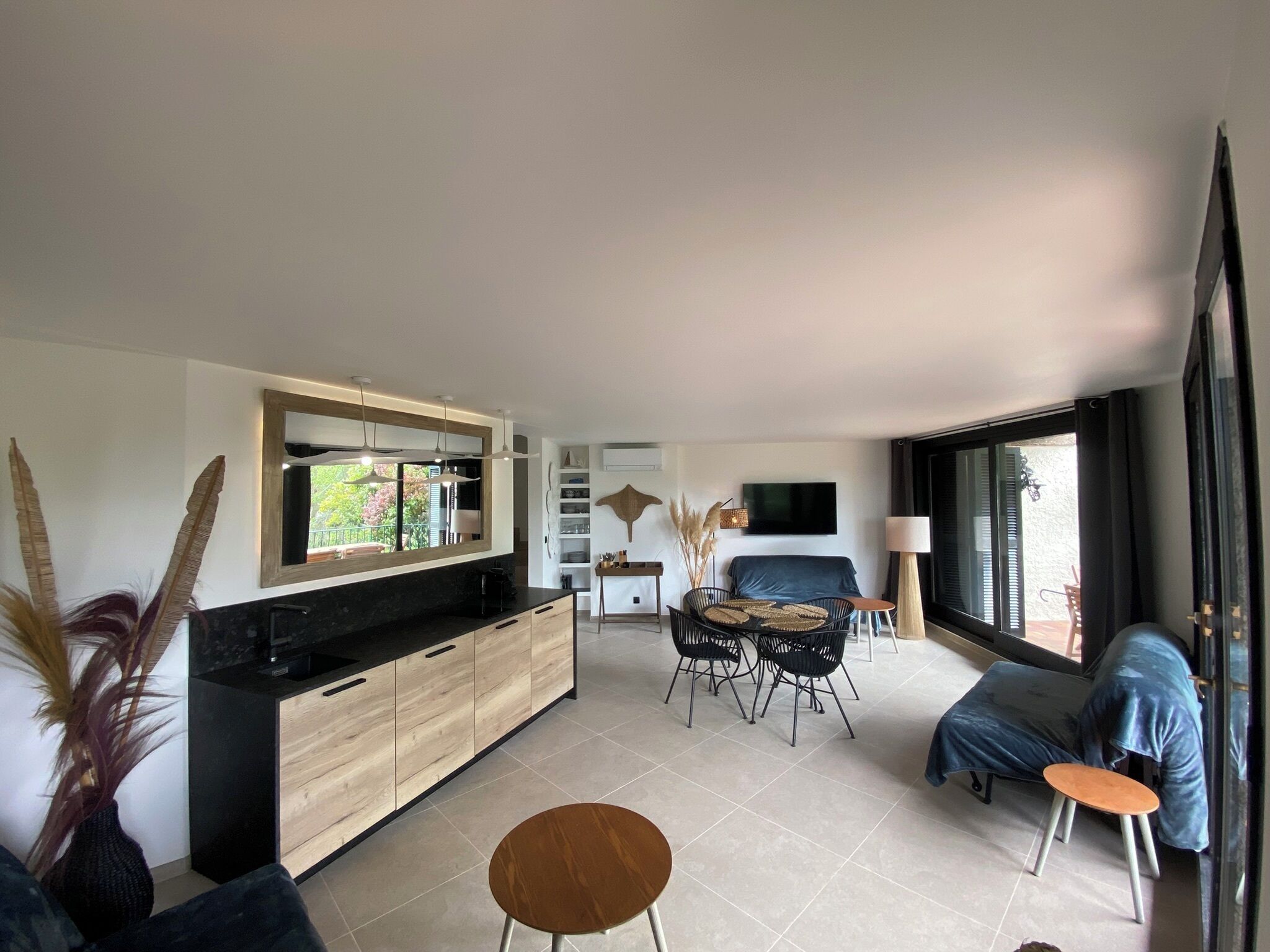 Un espacio habitable moderno con cocina, comedor y zona de estar.