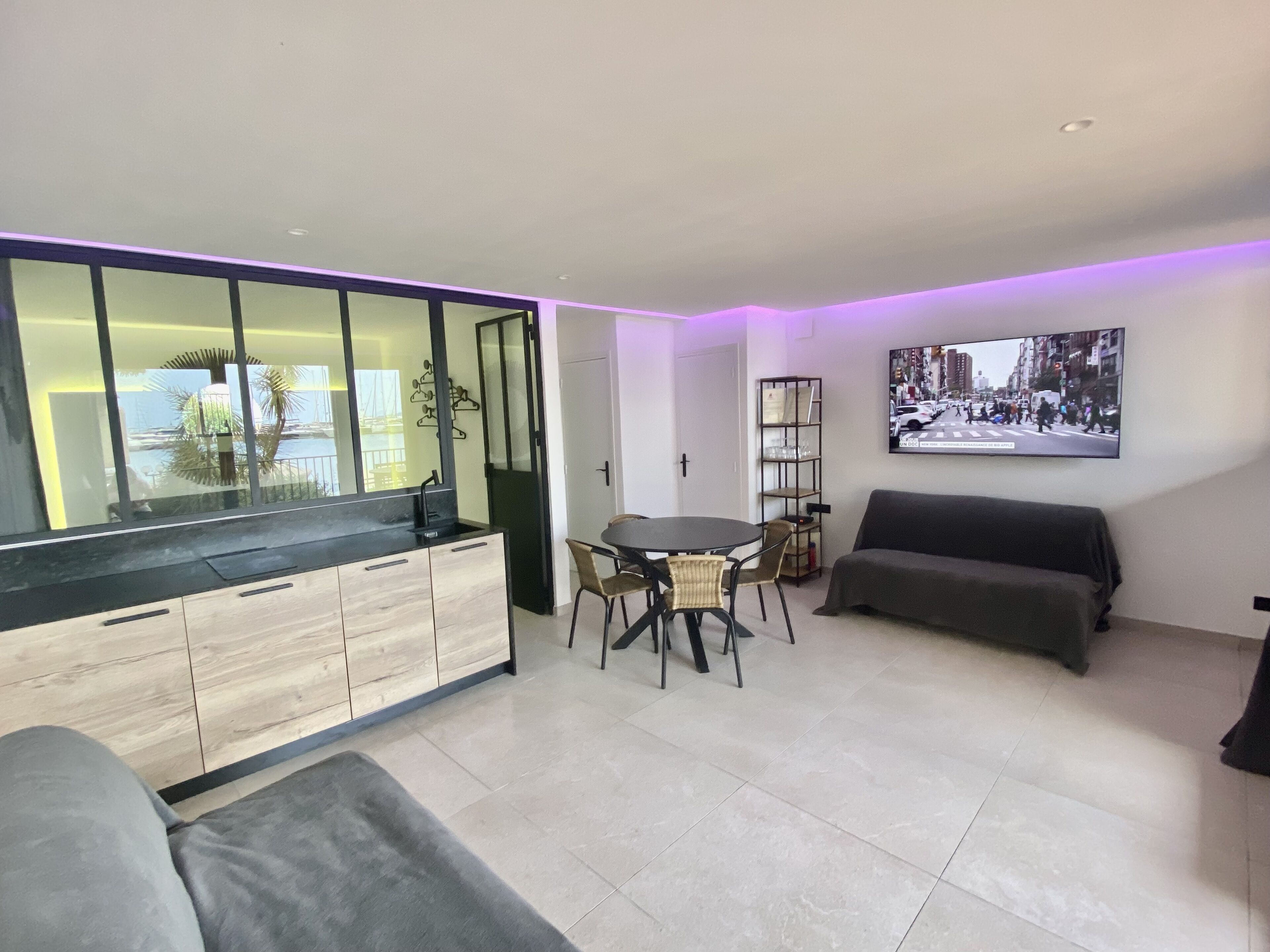 Apartament | Sala d'estar | Televisor intel·ligent de 42 polzades amb canals per cable 
