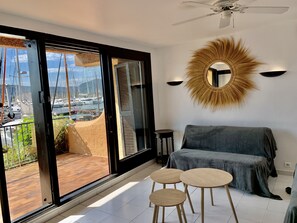 Apartment | Living area | 42-inch Smart TV with cable channels - Marines Appartement (Cogolin)