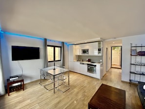 Apartment | Living area | 42-inch Smart TV with cable channels - Marines Appartement (Cogolin)