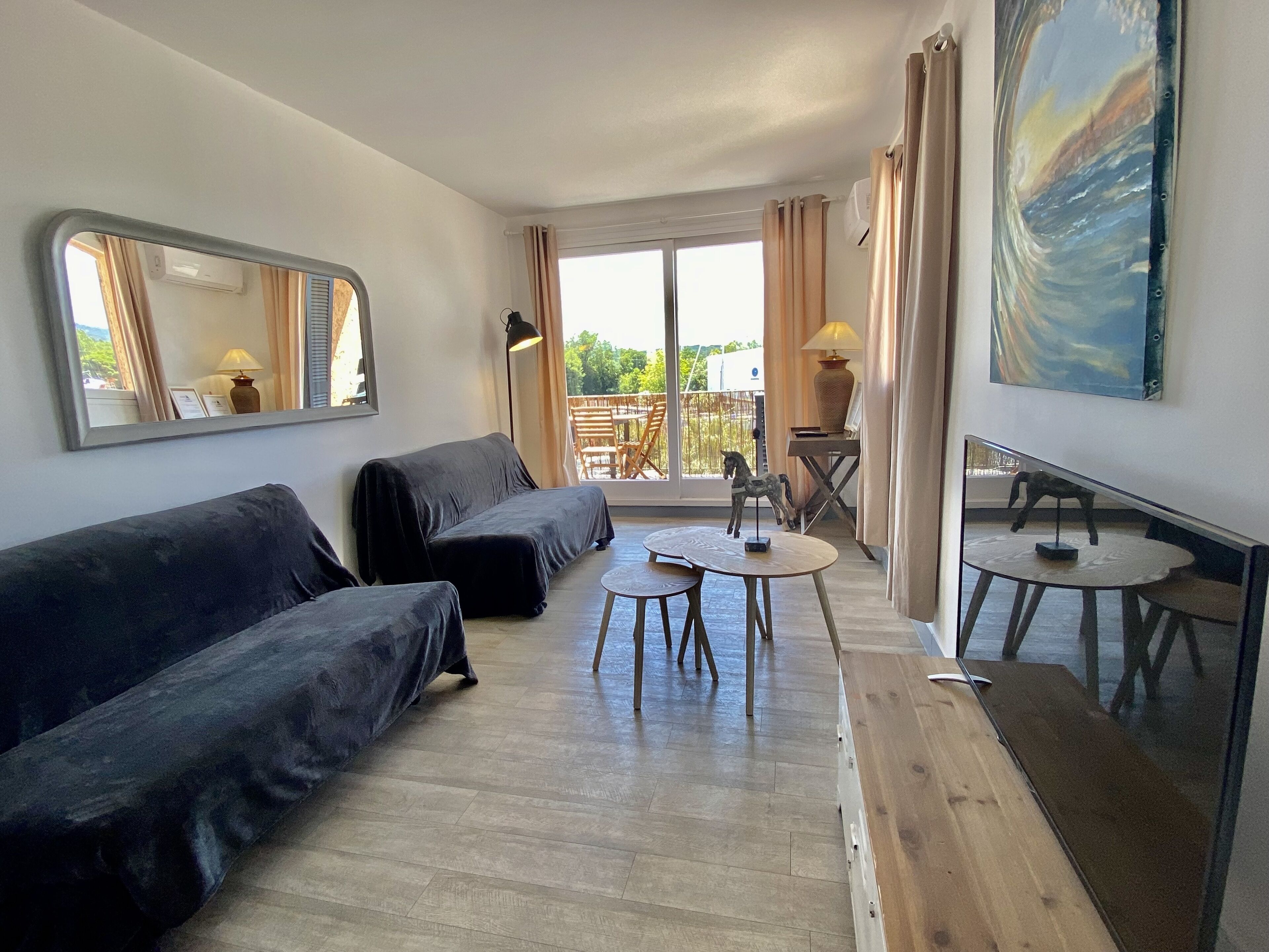 公寓 | 客廳 | 42 吋智能電視連有線電視頻道