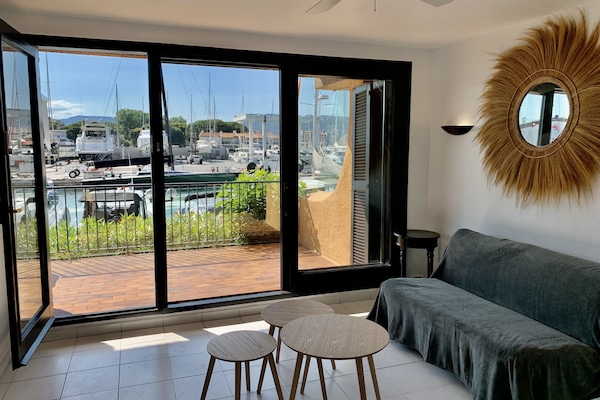 Apartemen | Area keluarga | Smart TV 42-inci dengan saluran TV kabel