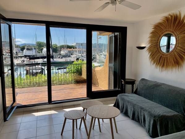 Yacht View | Coin séjour | TV connectée de 42 pouces avec chaînes par câble