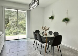 Dining - New luxury Townhouse 10 min away from Disney (Kissimmee)