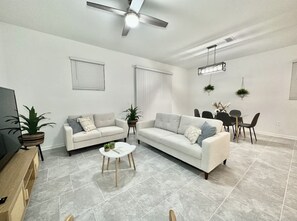 Living area - New luxury Townhouse 10 min away from Disney (Kissimmee)