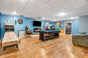 Games room - Asheville 5BR Retreat w/ Hot Tub, Game Room & Fire Pit. 15min from Downtown! (Asheville)