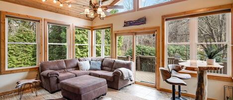 Una Smart TV, una chimenea, una mesa de tenis de mesa, libros