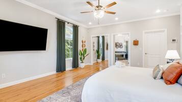 5 bedrooms, desk, iron/ironing board, travel cot
