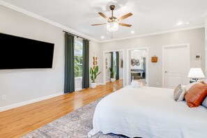 5 Schlafzimmer, Schreibtisch, Bügeleisen/Bügelbrett, Reisekinderbett