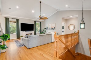 Smart-TV, Kamin, Tischtennisplatte, Bücher